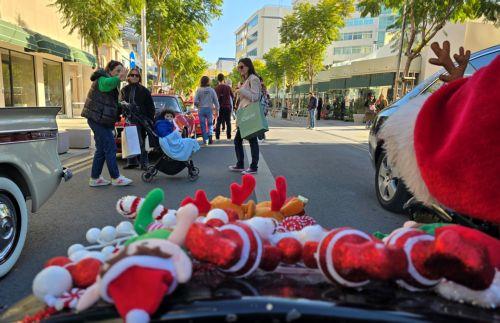 Παραμονή Χριστουγέννων σήμερα και το φωτογραφικό μας στιγμιότυπο από τους εμπορικούς δρόμους της Λευκωσίας, Τρίτη 24 Δεκεμβρίου 2024.ΚΥΠΕ/ΚΑΤΙΑ ΧΡΙΣΤΟΔΟΥΛΟΥ