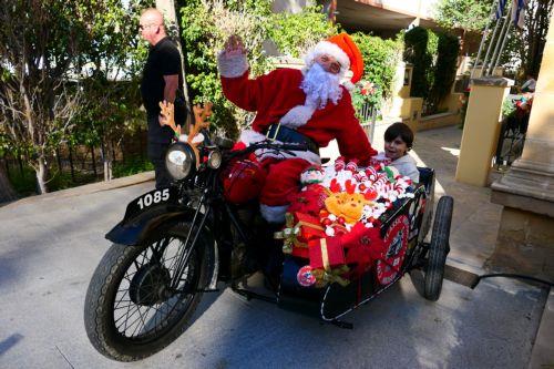 Παραμονή Χριστουγέννων σήμερα και το φωτογραφικό μας στιγμιότυπο από τους εμπορικούς δρόμους της Λευκωσίας, Τρίτη 24 Δεκεμβρίου 2024.ΚΥΠΕ/ΚΑΤΙΑ ΧΡΙΣΤΟΔΟΥΛΟΥ