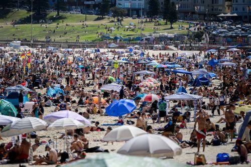 epa11792675 People celebrate Christmas Day at Bondi Beach in Sydney, Australia, 25 December 2024.  EPA/BIANCA DE MARCHI AUSTRALIA AND NEW ZEALAND OUT