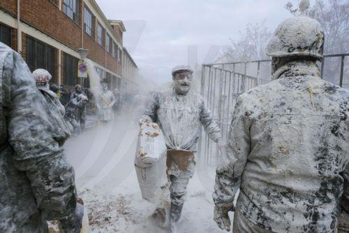 epa11795735 People covered in flour celebrate the traditional fest called 'The floured ones' (Els Enfarinats) in Ibi, Alicante, Valencia, Spain, 28 December 2024. The fest is celebrated during the 'Dia de los Santos Inocentes' (Saint Innocents Day), the Spanish version of April Fools' Day, and people battle among themselves with fireworks, flour and eggs. ...