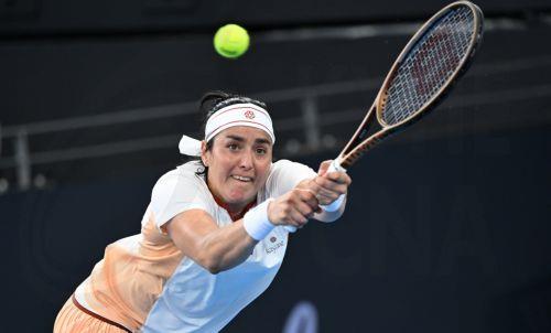 epa11803102 Ons Jabeur of Tunisia in action against Mirra Andreeva of Russia during their Brisbane International tennis tournament quarter final tennis match at Queensland Tennis Centre in Brisbane, Australia, 03 January 2025.  EPA/DARREN ENGLAND AUSTRALIA AND NEW ZEALAND OUT