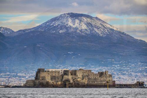 epa11821942 The snow-capped summit of Mount Vesuvius is seen from the Naples waterfront, in Naples, southern Italy, 13 January 2025.  EPA/CIRO FUSCO