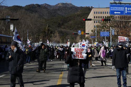 epa11825392 Supporters of South Korean impeached president Yoon Suk Yeol protest outside the government complex building housing the Corruption Investigation Office for High-ranking Officials (CIO) following his arrest in Gwacheon-city, Gyeonggi-do, South Korea, 15 January 2025. Investigators confirmed the execution of an arrest warrant for impeached...
