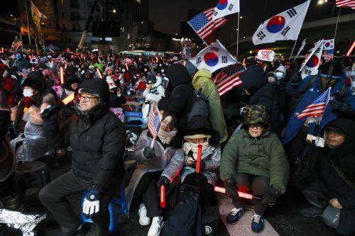 epaselect epa11825046 Supporters of South Korean President Yoon Suk Yeol gather during a rally near the presidential residence in Seoul, South Korea, 15 January 2025. On 07 January 2025, a court refiled a warrant to extend the deadline to detain Yoon over his failed bid to impose martial law in December 2024.  EPA/JEON HEON-KYUN
