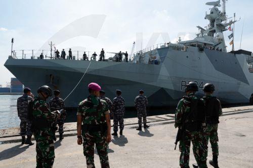 epa11825504 Indonesian navy seals stand guard as the Batch 2 River-class offshore patrol vessel HMS Spey anchors at Tanjung Prior port in Jakarta, Indonesia, 15 January 2025. HMS Spey will visit Jakarta from 15 to 21 January to engage with the Indonesian navy in military cooperation and conduct cultural activities with Indonesian partners.  EPA/ADI WEDA