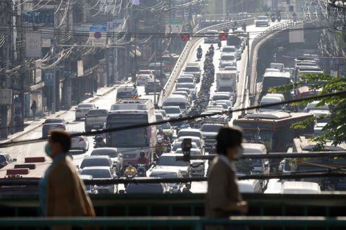 epa11837738 Motorcyclists make their way through traffic amid heavy air pollution in Bangkok, Thailand, 20 January 2025. Bangkok Governor Chadchart Sittipunt urged people to work from home on 20 and 21 January, to cope with PM2.5 fine dust air pollution which has been increasing continuously for several days to unhealthy levels.  EPA/NARONG SANGNAK