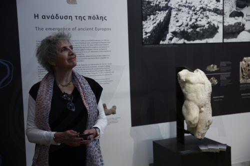 Η προϊσταμένη της Εφορείας Αρχαιοτήτων Κιλκίς Δρ. Γεωργία Στρατούλη, στέκεται μπροστά από έκθεμα κατά τη διάρκεια θεματικής ξενάγησης σε δημοσιογράφους του εκθεσιακού σταθμού «ΕΥΡΩΠΑΙΩΝ Η ΠΟΛΙΣ» στο Εθνικό Αρχαιολογικό Μουσείο, Δευτέρα 20 Ιανουαρίου 2025. ΑΠΕ-ΜΠΕ/ΑΠΕ-ΜΠΕ/ΓΙΑΝΝΗΣ ΚΟΛΕΣΙΔΗΣ