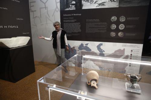 Η προϊσταμένη της Εφορείας Αρχαιοτήτων Κιλκίς Δρ. Γεωργία Στρατούλη, στέκεται μπροστά από έκθεμα κατά τη διάρκεια θεματικής ξενάγησης σε δημοσιογράφους του εκθεσιακού σταθμού «ΕΥΡΩΠΑΙΩΝ Η ΠΟΛΙΣ» στο Εθνικό Αρχαιολογικό Μουσείο, Δευτέρα 20 Ιανουαρίου 2025. ΑΠΕ-ΜΠΕ/ΑΠΕ-ΜΠΕ/ΓΙΑΝΝΗΣ ΚΟΛΕΣΙΔΗΣ