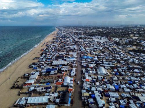epa11846663 A drone image shows an encampment of tents of displaced Palestinians on the beach in Khan Younis, amid a ceasefire between Israel and Hamas, in Khan Younis, southern Gaza Strip, 23 January, 2025.  EPA/HAITHAM IMAD
