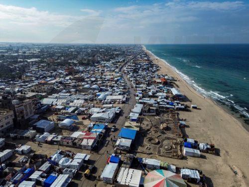 epa11846668 A drone image shows an encampment of tents of displaced Palestinians on the beach in Khan Younis, amid a ceasefire between Israel and Hamas, in Khan Younis, southern Gaza Strip, 23 January, 2025.  EPA/HAITHAM IMAD