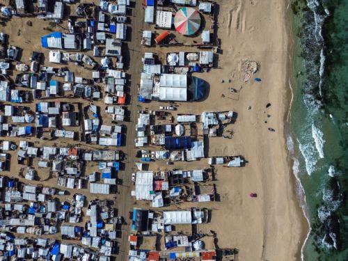 epa11846713 A drone image shows an encampment of tents of displaced Palestinians on the beach in Khan Younis, amid a ceasefire between Israel and Hamas, in Khan Younis, southern Gaza Strip, 23 January, 2025.  EPA/HAITHAM IMAD