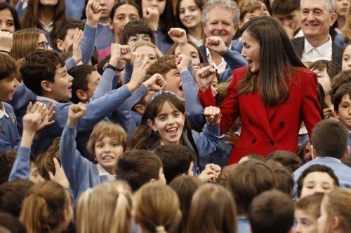 epa11847320 Spain's Queen Letizia poses with students as she participates in one of the kids's activities while visiting the 'Cortes de Cadiz' school in Madrid, Spain, 23 January 2025. Queen Letizia learned on 23 January about the pioneering socio-emotional education project 'Think Equal' for children from 3 to 6 years old and already implemented in 34...