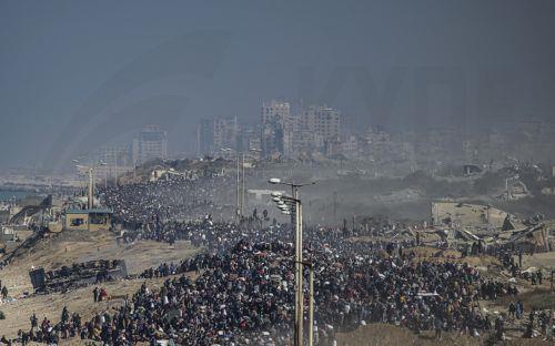 epa11856176 Internally displaced Palestinians make their way from southern to northern Gaza along Al Rashid road, central Gaza Strip, 27 January 2025. Israel and Hamas implemented the first phase of a hostage release and ceasefire deal on 19 January 2025. According to the UN, at least 1.9 million people (or nine in ten people) across the Gaza Strip are...