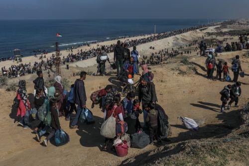 epa11856177 Internally displaced Palestinians make their way from southern to northern Gaza along Al Rashid road, central Gaza Strip, 27 January 2025. Israel and Hamas implemented the first phase of a hostage release and ceasefire deal on 19 January 2025. According to the UN, at least 1.9 million people (or nine in ten people) across the Gaza Strip are...