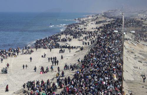 epa11856204 Internally displaced Palestinians make their way from southern to northern Gaza along Al Rashid road, central Gaza Strip, 27 January 2025. Israel and Hamas implemented the first phase of a hostage release and ceasefire deal on 19 January 2025. According to the UN, at least 1.9 million people (or nine in ten people) across the Gaza Strip are...
