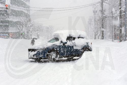 epaselect epa11875693 A car covered with snow following heavy snowfall in Obihiro, Hokkaido, northern Japan, 04 February 2025 (issued 05 February 2025). On 05 February 2025, the coldest air of the winter persisted over the Japanese archipelago, bringing heavy snowfall to Hokkaido and areas along the Sea of Japan coast. The cold front is expected to continue...
