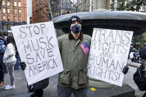 epaselect epa11877718 People gather to denounce the policies and actions of the Trump administration at a protest that was organized as part of the '# 50501' movement, standing for 50 protests, 50 states, one day, that has resulted in protests being held around the country today, in New York, New York, USA, 05 February 2025.  EPA/JUSTIN LANE