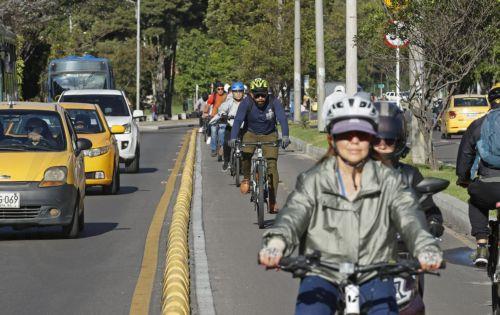 epa11879232 People ride bicycles during the 'Day without cars and motorcycles' in Bogota, Colombia, 06 February 2025. The 'Day without cars and motorcycles' takes place annually on the first Thursday of February to raise awareness about the impact that vehicles powered by fossil fuels have on air pollution.  EPA/MAURICIO DUENAS CASTANEDA
