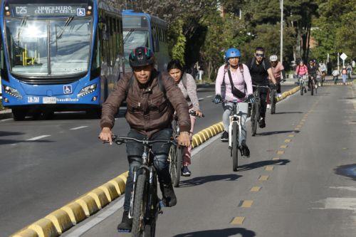 epa11879233 People ride bicycles during the 'Day without cars and motorcycles' in Bogota, Colombia, 06 February 2025. The 'Day without cars and motorcycles' takes place annually on the first Thursday of February to raise awareness about the impact that vehicles powered by fossil fuels have on air pollution.  EPA/MAURICIO DUENAS CASTANEDA