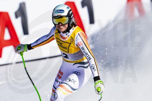epa11882367 Kira Weidle-Winkelmann of Germany reacts in the finish area during the Women's Downhill race at the FIS Alpine Skiing World Championships in Saalbach Hinterglemm, Austria, 08 February 2025.  EPA/JEAN-CHRISTOPHE BOTT