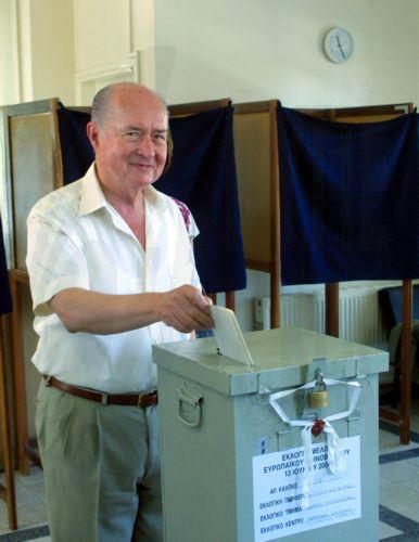 Εκλέγονται σήμερα οι έξι Κύπριοι ευρωβουλευτές. Δικαίωμα ψήφου έχουν 482.846 ψηφοφόροι, εκ των οποίων οι 480.289 είναι Ε/Κ, 503 Τ/Κ και οι 2.054 κοινοτικοί. Λειτουργούν 1.075 εκλογικά κέντρα (Λευκωσία 414, Λεμεσός, 323, Ελεύθερη Αμμόχωστο 50, Λάρνακα 169, Πάφος 119).Στη φωτογραφία ο πρώην Πρόεδρος της Κυπριακής Δημοκρατίας και πρόεδρος των ΕΔΗ, Γιώργος...
