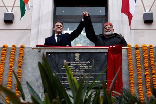 epa11889971 French President Emmanuel Macron and Indian Prime Minister Narendra Modi wave from the balcony during the inauguration of the Indian Consulate as part of a visit in Marseille, France, 12 February 2025.  EPA/Christian Hartmann / POOL MAXPPP OUT