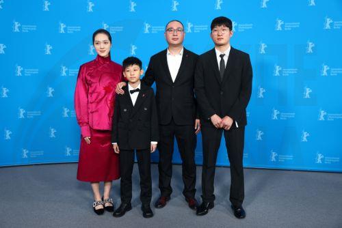 epa11895328 (L-R) Actors Zhang Chuwen, Wang Shang, Chinese film director Huo Meng and a guest attend the photocall for 'Sheng Xi Zhi Di (Living The Land)' during the 75th Berlin International Film Festival, in Berlin, Germany, 14 February 2025. The Berlinale runs from 13 to 23 February 2025.  EPA/HANNIBAL HANSCHKE