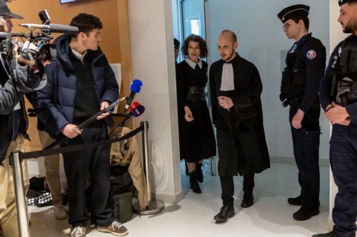 epa11989515 French actor Fanny Ardant (C) arrives before her testimony at French actor Gerard Depardieu's third day of trial at the Paris Courthouse in Paris, France, 26 March 2025. Depardieu stands trial over charges of sexual assault against two women on the set of the film 'Les Volets Verts' in 2021.  EPA/CHRISTOPHE PETIT TESSON