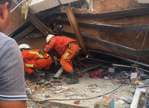 epa11994623 Rescuers work to recover a body from debris in ThaPyayGone market following an earthquake, in Naypyidaw, Myanmar, 28 March 2025. Myanmar has declared a state of emergency and appealed for international aid after a 7.7-magnitude earthquake struck the country, with tremors felt in neighboring countries.  EPA/NYEIN CHAN NAING
