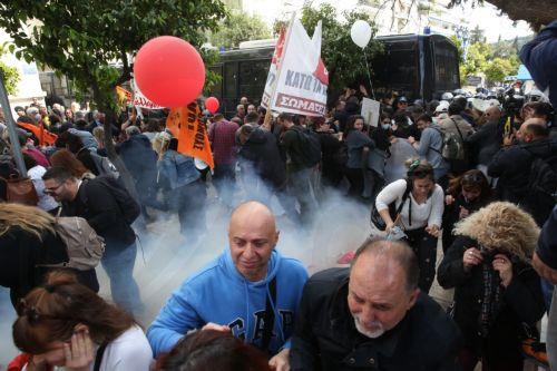 Εκπαιδευτικοί παρεμποδίζονται να κατευθυνθούν προς το Μέγαρο Μαξίμου από αστυνομικές δυνάμεις στην Ηρώδου Αττικού με τη χρήση δακρυγόνων, κατά τη διάρκεια πανελλαδικού πανεκπαιδευτικού συλλαλητηρίου στο κέντρο της Αθήνας, διαμαρτυρόμενοι για το θεσμό της αξιολόγησής τους και συμπαραστεκόμενοι στους συναδέλφους τους για τους οποίους έχει κινηθεί πειθαρχική...