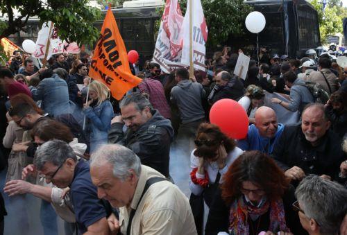 Εκπαιδευτικοί παρεμποδίζονται να κατευθυνθούν προς το Μέγαρο Μαξίμου από αστυνομικές δυνάμεις στην Ηρώδου Αττικού με τη χρήση δακρυγόνων, κατά τη διάρκεια πανελλαδικού πανεκπαιδευτικού συλλαλητηρίου στο κέντρο της Αθήνας, διαμαρτυρόμενοι για το θεσμό της αξιολόγησής τους και συμπαραστεκόμενοι στους συναδέλφους τους για τους οποίους έχει κινηθεί πειθαρχική...