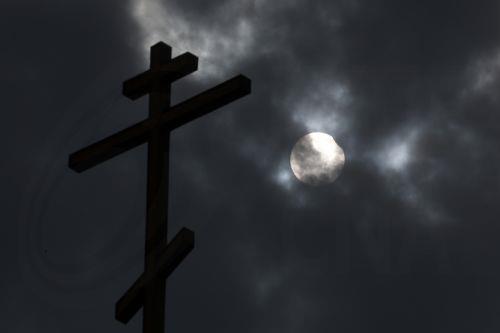 epa11996924 The partial solar eclipse as seen behind a cross on a church in Moscow, Russia, 29 March 2025. A solar eclipse happens when the Moon passes between the Sun and Earth, casting a shadow on Earth that either fully or partially blocks the Sun's light in some areas.  EPA/MAXIM SHIPENKOV