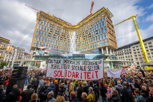 epa12001153 Thousands demonstrate following a call from the common trade unions during a general strike against pension reforms and to protect culture, health, education, mobility, and other social issues at the Place de la Monnaie in Brussels, Belgium, 31 March 2025.  EPA/OLIVIER MATTHYS
