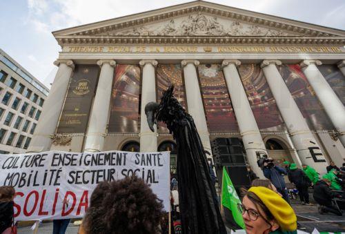 epa12001156 A black bird effigy is carried as thousands demonstrate following a call from the common trade unions during a general strike against pension reforms and to protect culture, health, education, mobility, and other social issues at the Place de la Monnaie in Brussels, Belgium, 31 March 2025.  EPA/OLIVIER MATTHYS