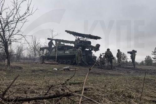 epa12001278 A still image taken from an undated handout video provided by the Press Service of the Russian Ministry of Defence on 31 March 2025 shows Russian soldiers operating a 152 mm self-propelled gun 2S5 'Giatsint-S' before firing toward Ukrainian positions at an undisclosed location in Ukraine.  EPA/RUSSIAN DEFENCE MINISTRY PRESS SERVICE HANDOUT --...