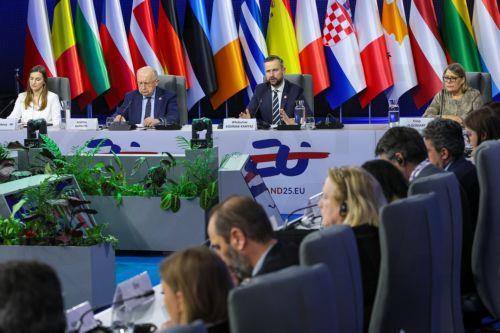 epa12004884 (L-R) Deputy Minister of responsible for the organization of Poland's EU presidency Magdalena Sobkowiak-Czarnecka, European Commissioner for Defense and Space Andrius Kubilius and Polish Defence Minister Wladyslaw Kosiniak-Kamysz attend the EU Security Forum on the White Paper on the Future of European Defence, organised as part of Poland's...