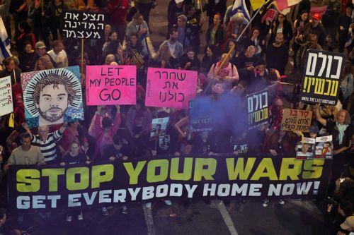 epaselect epa12012397 Families of Israeli hostages held by Hamas in Gaza, their supporters, and anti-government activists take part in a protest calling for the return of the hostages and against the Netanyahu Government, outside the Kirya military base in Tel Aviv, Israel, 05 April 2025.  EPA/ATEF SAFADI
