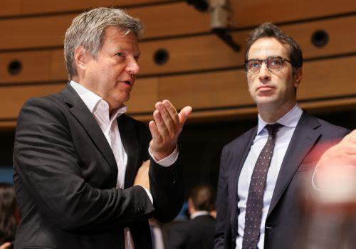 epa12015356 German Economy and Climate Minister Robert Habeck (L) and Spanish Minister of Economy, Trade, and Business, Carlos Cuerpo, attend an EU Trade Ministers meeting in Luxembourg City, Luxembourg, 07 April 2025. Ministers will discuss the current trade relations with the US and will give orientation for future work.  EPA/OLIVIER HOSLET