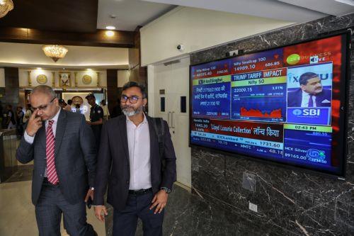 epa12015401 People walk past the Bombay Stock Exchange (BSE) building in Mumbai, India, 07 April 2025. The Indian stock market SENSEX fell by approximately 3,000 points as Trump's tariffs hit the global market.  EPA/DIVYAKANT SOLANKI