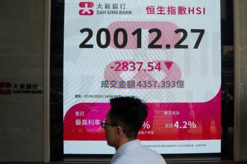 epa12015571 Screens displaying the Hang Seng Index at Exchange Square in Hong Kong, China, 07 April 2025. The Hang Seng Index closed at 19828.30, down 13 percent, in response to recent US tariffs.  EPA/Bertha Wang