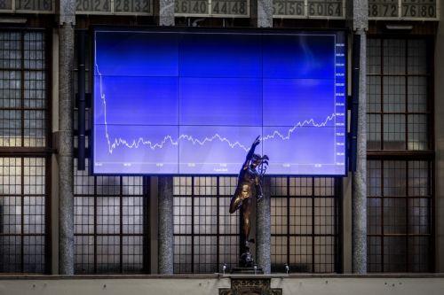 epa12015642 The AEX index on a screen at Beursplein 5 in Amsterdam, The Netherlands, 07 April 2025. The Amsterdam stock market has experienced its most significant loss since the onset of the coronavirus pandemic as stock markets around the world decline amid tariff retaliation imposed by the US against the European Union and various countries globally. ...