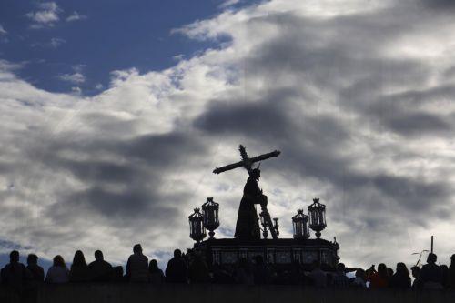 epa12030691 The Christ of the Brotherhood of the Vera Cruz procession as it passes over the Roman bridge during Palm Sunday in Cordoba, Andalusia, South Spain, 13 April 2025.  EPA/Salas