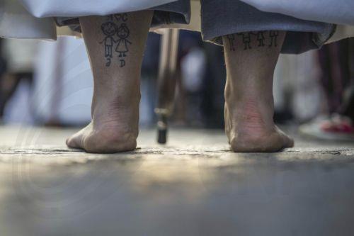 epa12033874 A penitent of the Brotherhood of the Santa Faz takes part in a Holy Week procession in Cordoba, Andalucia, southern Spain, 15 April 2025.  EPA/RAFA ALCAIDE
