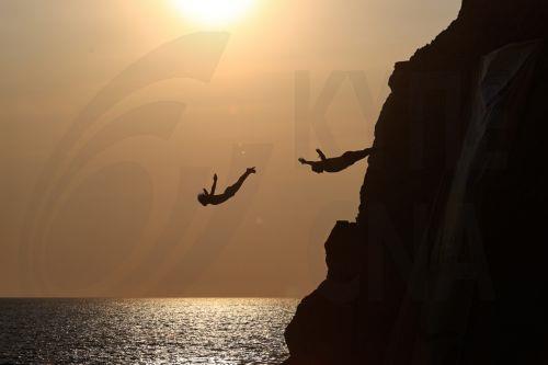 epa12034145 Divers take the plunge from the Quebrada cliff in the resort town of Acapulco, Guerrero, Mexico, 15 April 2025. The divers at La Quebrada, a 35-meter-high cliff in the Mexican port of Acapulco, southern Mexico, received the Guinness World Record certificate for five million head dives, the highest number of head dives in the world.  EPA/DAVID...