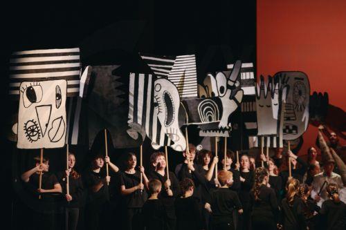 Φωτογραφία που δόθηκε στη δημοσιότητα τη Μεγάλη Παρασκευή 18 Απριλίου 2025 και εικονίζει στιγμιότυπο από την όπερα του Μπ. Μπρίττεν στο «Ολύμπια», Δημοτικό Μουσικό Θέατρο «Μαρία Κάλλας». Η ιστορία του κατακλυσμού του Νώε, ως αναφορά στην πίστη και την πορεία προς τη ζωή και το Φως, όπως την εμπνεύστηκε ο Μπέντζαμιν Μπρίττεν το 1958, παρουσιάστηκε στο...