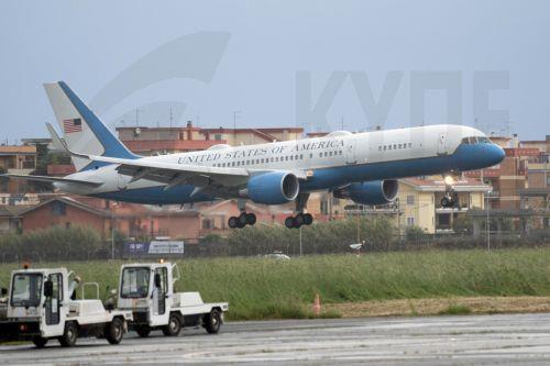 epa12038304 The US Air Force Two with US Vice President JD Vance and his family onboard, lands at Ciampino Rome Airtport, in Rome, Italy, 18 April 2025. US Vice President JD Vance will be received by Italian Prime Minister Giorgia Meloni at Palazzo Chigi.  EPA/TELENEWS