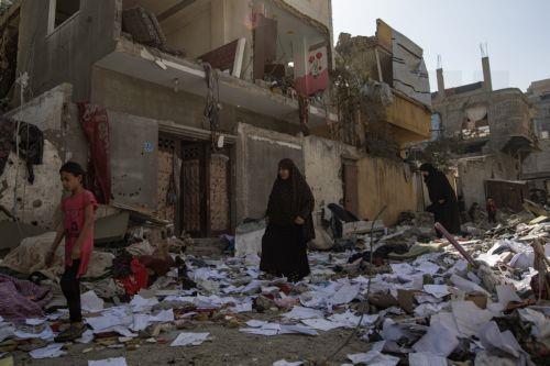 epa12038413 Palestinians walk among the rubble of the Maqdad (Nasawi) family home, which was destroyed in an Israeli airstrike, in Jabalia, northern Gaza Strip, 18 April 2025. More than 51,000 Palestinians have been killed in the Gaza Strip, according to the Palestinian Ministry of Health, since Israel launched a military campaign in the strip in response...
