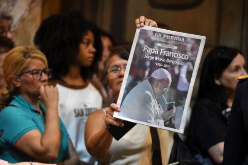 epa12047923 People participate in an interfaith ceremony for the eternal rest of Pope Francis, at the Metropolitan Cathedral of Buenos Aires, in Buenos Aires, Argentina, 22 April 2025. Christian, Jewish, and Muslim spiritual leaders from Argentina shared a ceremony at the Buenos Aires Cathedral to bid farewell to Pope Francis, a champion of interfaith...