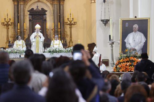 epa12047997 Cardinal Ruben Salazar officiates religious ceremony in honor of Pope Francis at the Primate Cathedral in Bogota, Colombia, 22 April 2025.  EPA/Mauricio Duenas Castaneda