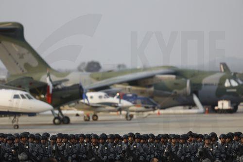 epa12048006 Members of the Mexican Army participate in the opening ceremony of the Mexico 2025 Aerospace Fair (FAMEX), at Military Air Base Number 1, in Zumpango in the State of Mexico, Mexico 22 April 2025.  EPA/SASHENKA GUTIERREZ